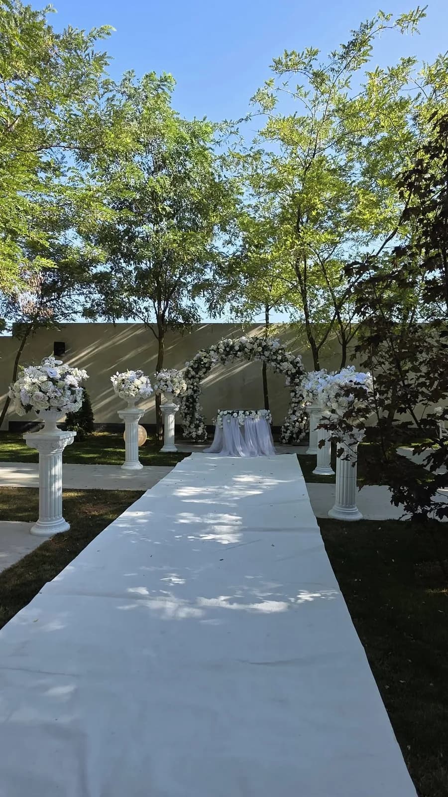 Ceremonie pe gazon, culoar alb