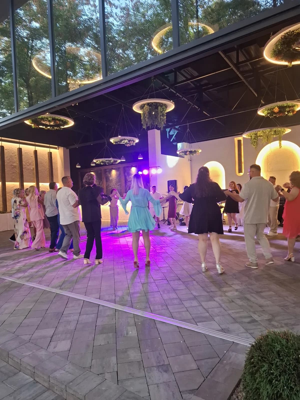 Interiorul salonului, lemn și nișe luminate